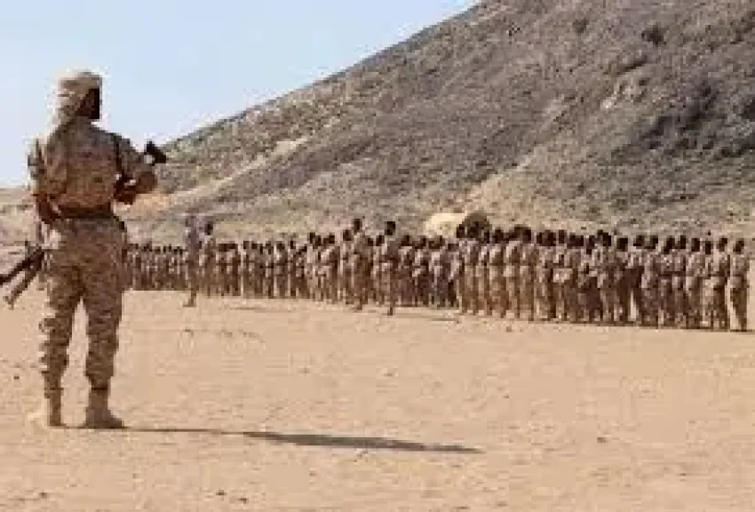 جنود من قوات درع الوطن يعتدون بوحشية على أحد زملائهم .. وبيان رسمي يكشف ما حدث